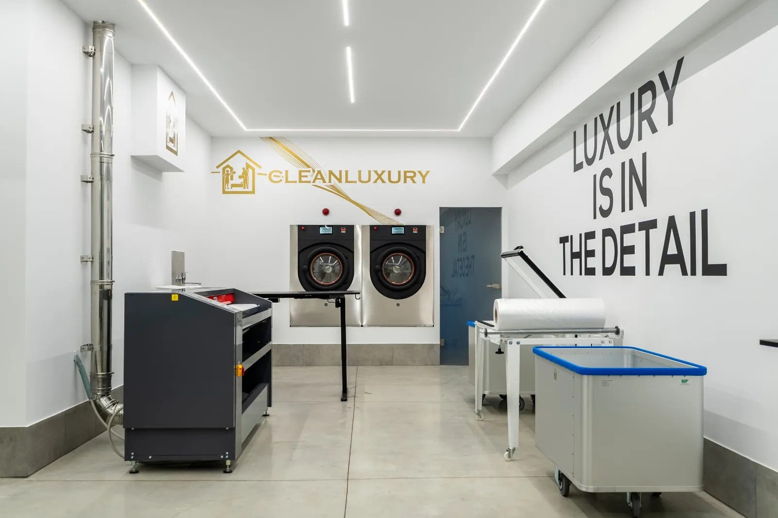 Veduta d'insieme degli spazi di lavorazione della lavanderia Clean Luxury Group a Firenze