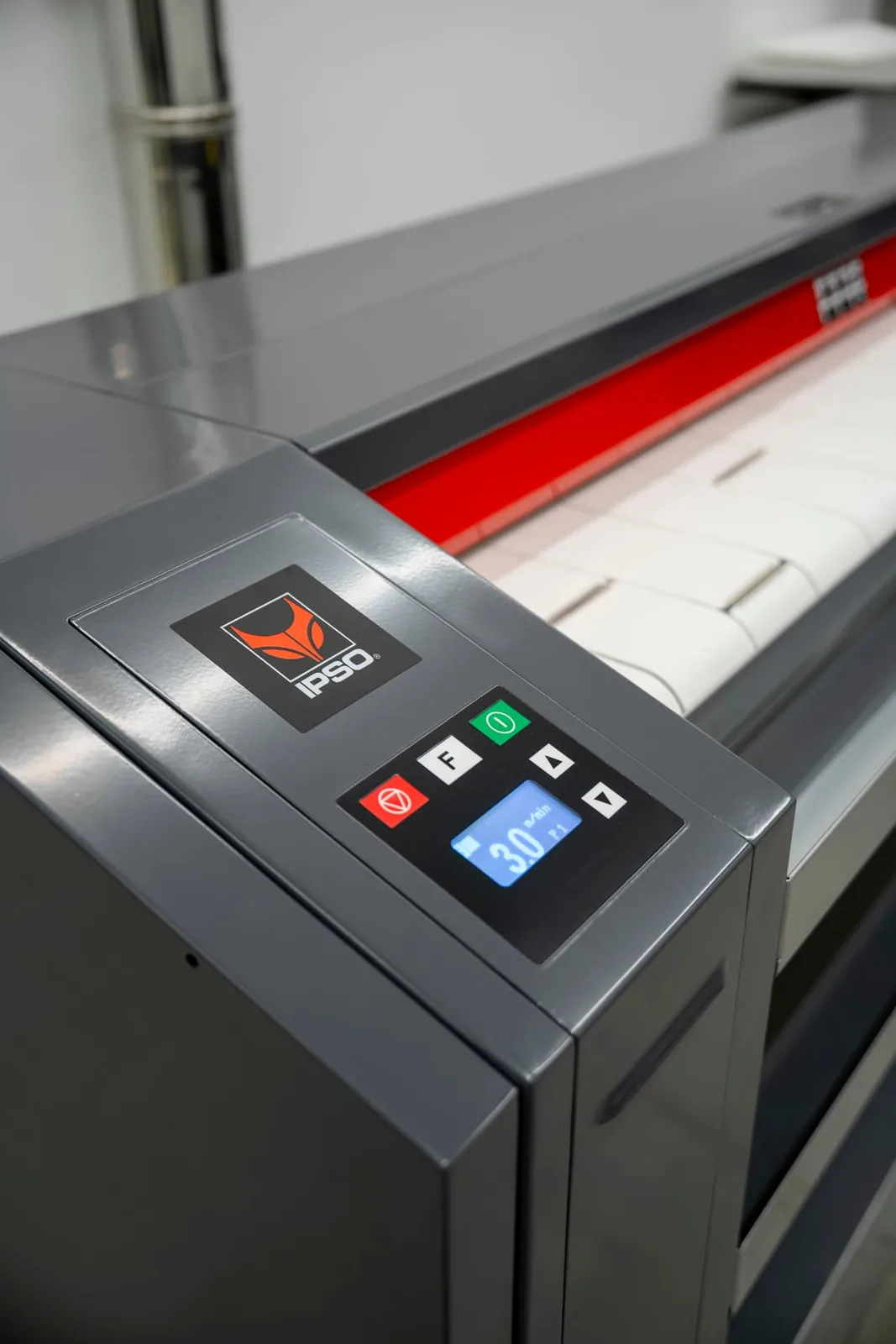 Pannello comandi della calandra con velocità di lavorazione impostata sul display