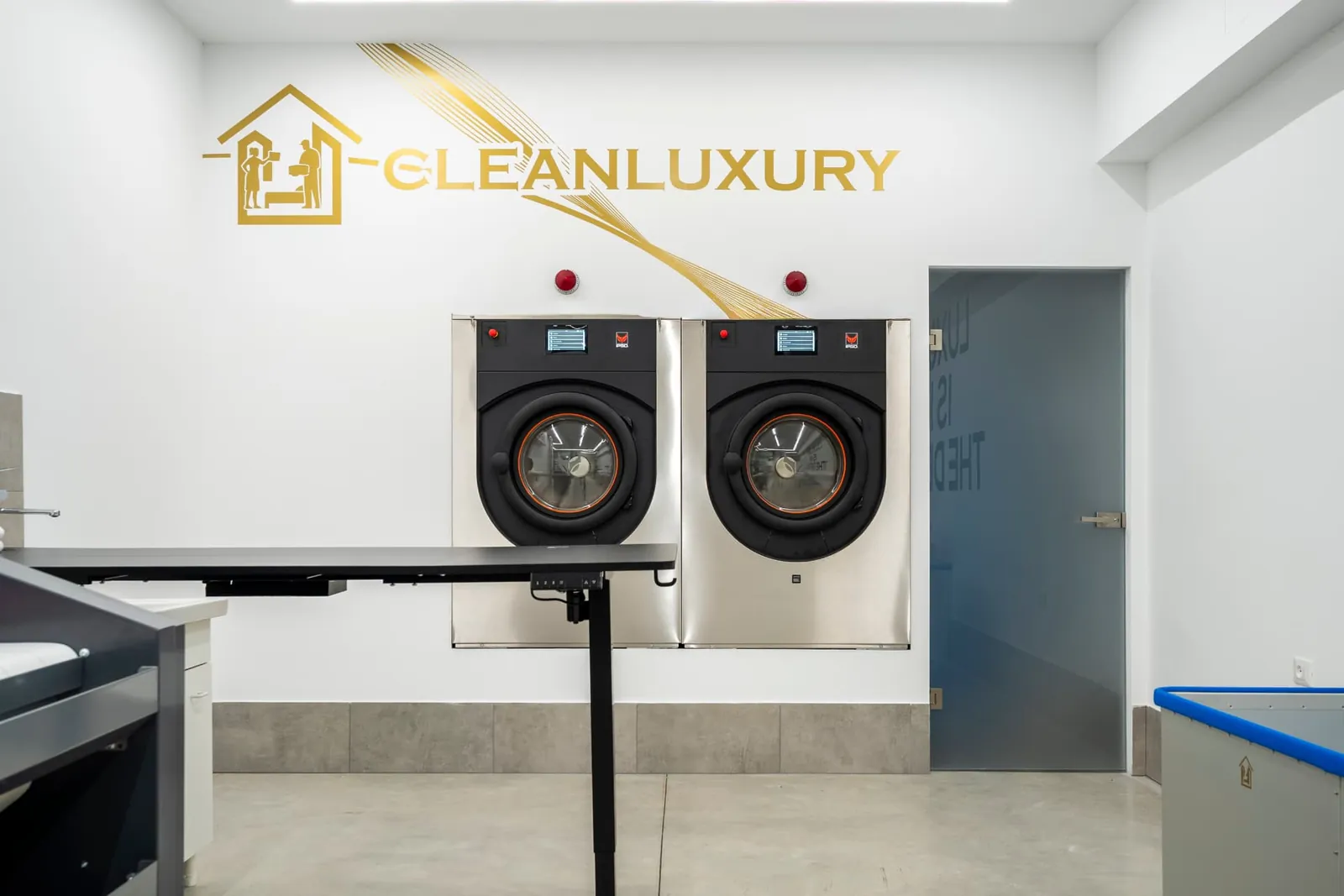 Macchine di lavaggio professionali della lavanderia Clean Luxury Group, con piano di lavoro affiancato